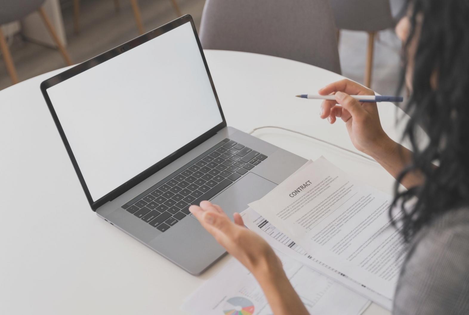 Finanzanalyst arbeitet mit komplexen Datenmodellen